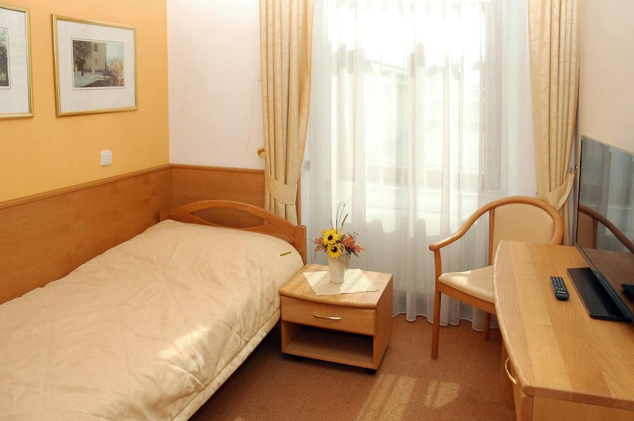 Hotel Restaurant Modra Hvezda Dobřany Exteriör bild